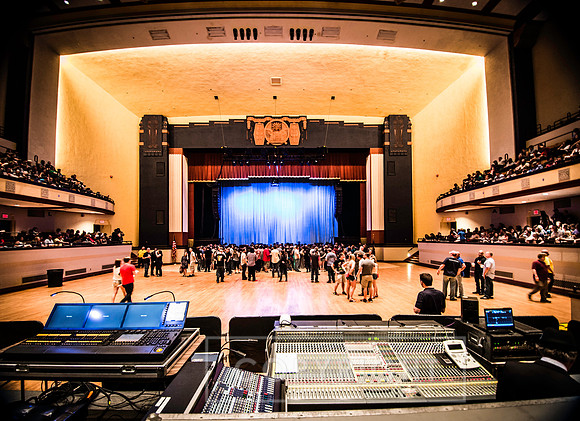 Jack White - people coming in Municipal Auditorium-1